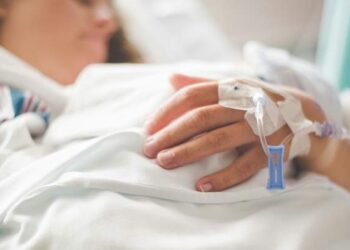 В Україні від сказу померла 40-річна жінка – її на кладовищі вкусило кошеня