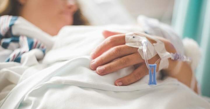 В Україні від сказу померла 40-річна жінка – її на кладовищі вкусило кошеня