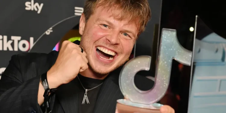 «TikTok-креатором року» у Великій Британії став українець з “кар’єрною драбиною” (ФОТО)