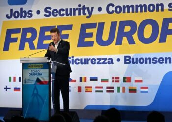 Окамура зняв прапор України з парламенту Чехії: розлючені депутати повісили три нових  (ВIДЕО)