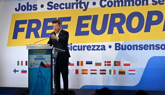 Окамура зняв прапор України з парламенту Чехії: розлючені депутати повісили три нових (ВIДЕО)