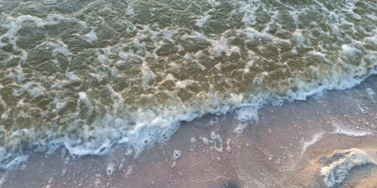 Таємниця «чорної плівки» на Намиві в Миколаєві так і не розкрита (ФОТО)