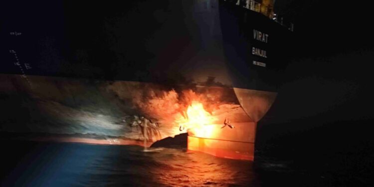 Танкери “тіньового флоту” РФ підбили морські дрони СБУ (ВІДЕО)