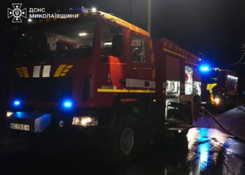 У Миколаєві гасили пожежу у 9-поверхівці, а також горів Lexus і ще 2 авто (ВІДЕО)
