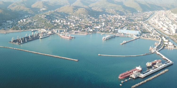 В Туапсе нафтопорт та НПЗ призупинили роботу після “візиту” українських дронів