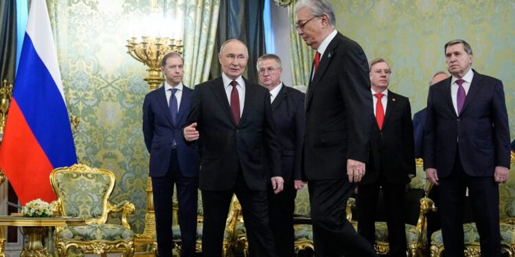 Токаєв у Москві підписав з Путіним декларацію про всеосяжне стратегічне партнерство і назвав РФ “Богом даним сусідом” ВІДЕО)