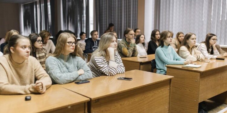 В Україні студенти та викладачі будуть вчитися протистояти корупції у вищій освіті