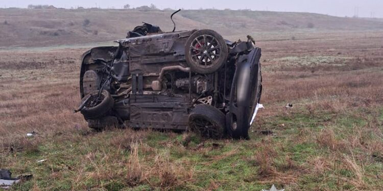 На Миколаївщині в ДТП постраждали двоє – автівка злетіла з дороги та перекинулася (ФОТО)