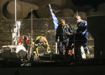 Грецька берегова охорона виявила в морі човен з мігрантами – 17 були вже мертві, 2 вижили