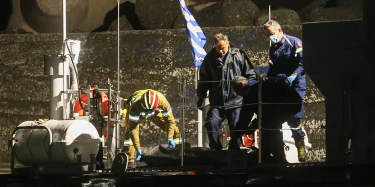 Грецька берегова охорона виявила в морі човен з мігрантами – 17 були вже мертві, 2 вижили