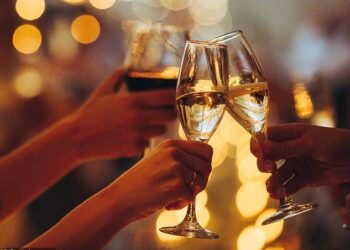 За це й вип’ємо! Китайські вчені кажуть, що регулярне вживання спиртного під час свят запобігає розвитку деменції. Але є умови