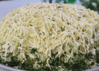 Збираємо бюджетні страви на Різдво і Новий рік. Салат “Лебединий пух” – смачно і легко