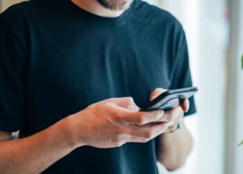 Переважна більшість українців читають новини, інша справа – де саме, – що показало дослідження