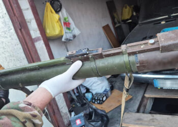 За незаконне зберігання гранатомета у Миколаєві поліцейські затримали чоловіка – каже, знайшов (ВІДЕО)