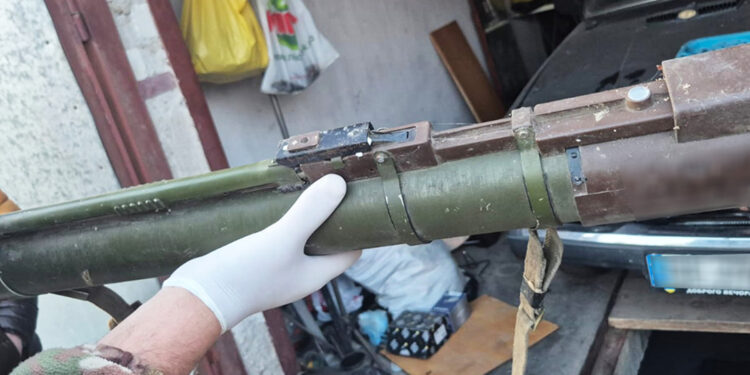 За незаконне зберігання гранатомета у Миколаєві поліцейські затримали чоловіка – каже, знайшов (ВІДЕО)
