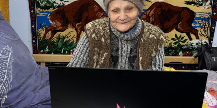 Про потреби ВПО. 78-річній евакуйованій подарували геймерський ноут, і вона майже щаслива – знову у грі (ФОТО, ВІДЕО)