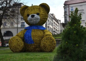 Через обурення мешканців Перемишля владі довелось змінити колір святкової інсталяції, щоб він не нагадував Україну (ФОТО)