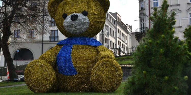 Через обурення мешканців Перемишля владі довелось змінити колір святкової інсталяції, щоб він не нагадував Україну (ФОТО)