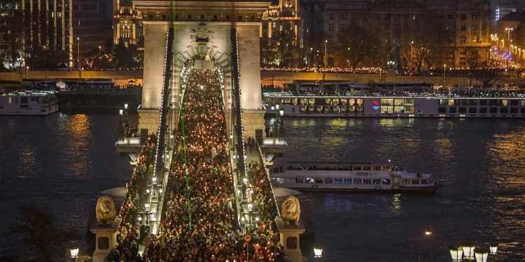 Масові протести в Угорщині проти Орбана – люди вийшли на вулиці через знущання з дітей і байдужість влади (ФОТО, ВІДЕО)