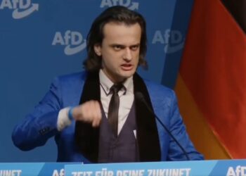 Скандал в “Альтернативі для Німеччини” – новий член партії публічно імітував Гітлера і Геббельса – він російський німець (ВІДЕО)