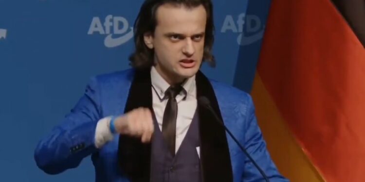 Скандал в “Альтернативі для Німеччини” – новий член партії публічно імітував Гітлера і Геббельса – він російський німець (ВІДЕО)