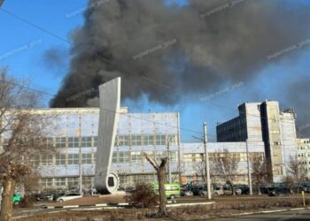 У російському Орську горить військовий завод (ВІДЕО)