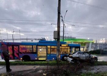 Ранкова ДТП у Миколаєві – водій легковика спочатку врізався в дерево, потім зіткнувся з тролейбусом (ФОТО, ВІДЕО)