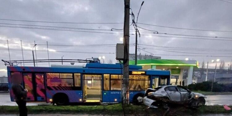 Ранкова ДТП у Миколаєві – водій легковика спочатку врізався в дерево, потім зіткнувся з тролейбусом (ФОТО, ВІДЕО)
