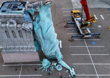 Знак? У Бразилії впала Статуя Свободи, копія американської (ВІДЕО)