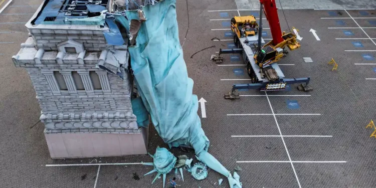 Знак? У Бразилії впала Статуя Свободи, копія американської (ВІДЕО)