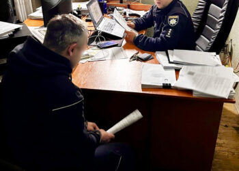 У Первомайську на Миколаївщині затримали двох спільників за підозрою у незаконному обігу наркотиків – у них і пістолет був (ФОТО)