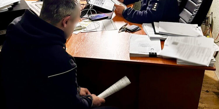 У Первомайську на Миколаївщині затримали двох спільників за підозрою у незаконному обігу наркотиків – у них і пістолет був (ФОТО)