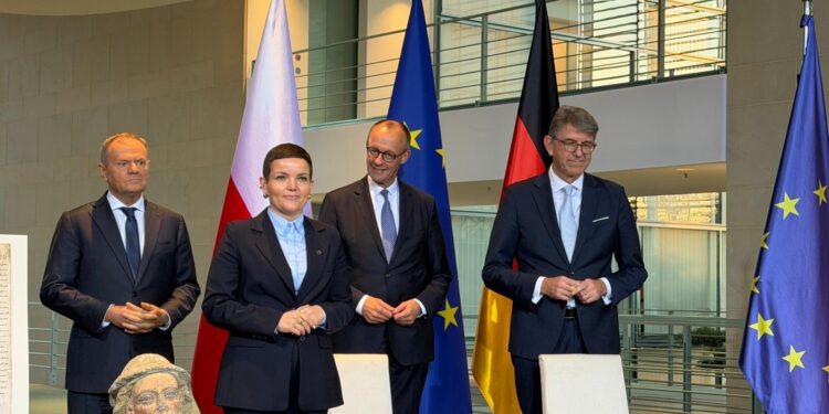 До Польщі повертаються безцінні архіви Тевтонського ордену та унікальна скульптура (ФОТО)