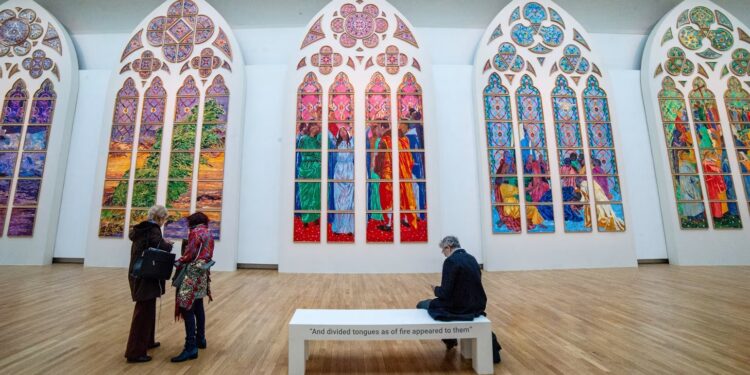 Вітражі в Нотр-Дамі замінять на сучасні, хоча цим не всі задоволені (ФОТО)