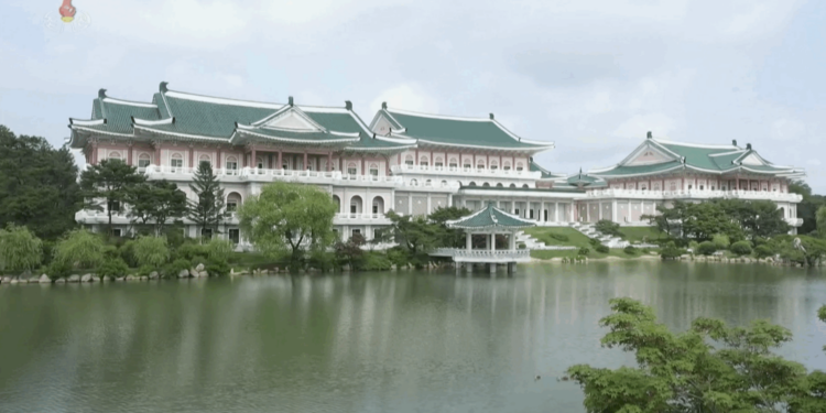 У Північній Кореї стахановськими темпами будують палац. Кажуть – для Путіна (ФОТО)