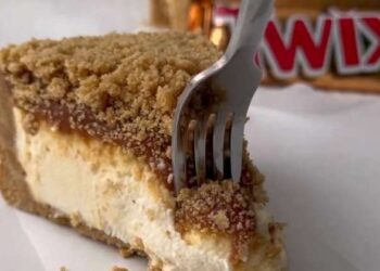 На свята і на будь-коли – надзвичайно ніжний торт без випічки “Твікс” (ВІДЕО)