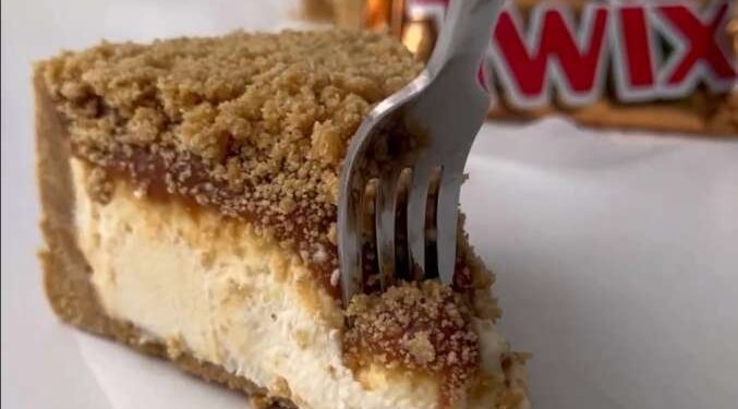На свята і на будь-коли – надзвичайно ніжний торт без випічки “Твікс” (ВІДЕО)