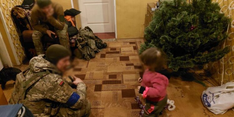 У Куп’янську військові РФ вдерлися в підвал з цивільними і намагалися викликати “вогонь на себе”. Як бійці ЗСУ звільнили заручників (ФОТО)