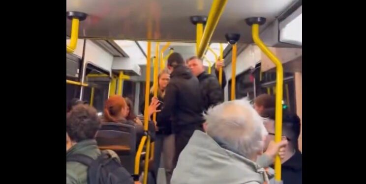 У Польщі в трамваї 2 поляка побили українця з криками “залиште наших жінок” (ВІДЕО)