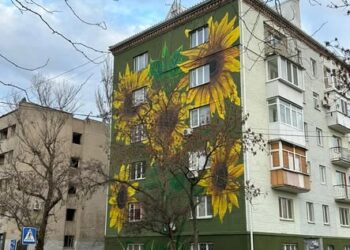На пошкодженому російськими обстрілами будинку в Миколаєві з’явився мурал із соняхами (ФОТО)