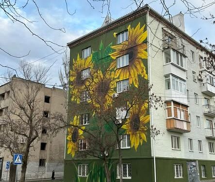 На пошкодженому російськими обстрілами будинку в Миколаєві з’явився мурал із соняхами (ФОТО)