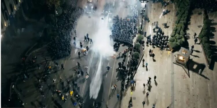 Грузинська влада під час протестів поливала мітингарів хімзброю Першої світової війни. Розслідування ВВС