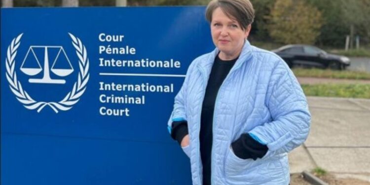 «Не будеш слухатися – я тебе розстріляю, а будеш – ковбаси дам», – українка розповіла в Гаазі про зґвалтування і знущання військових РФ