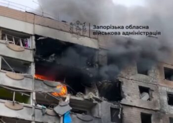 Рашисти скинули КАБи на багатоповерхівки в Запоріжжі – під завалами можуть бути люди (ВІДЕО)