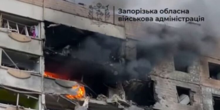 Рашисти скинули КАБи на багатоповерхівки в Запоріжжі – під завалами можуть бути люди (ВІДЕО)