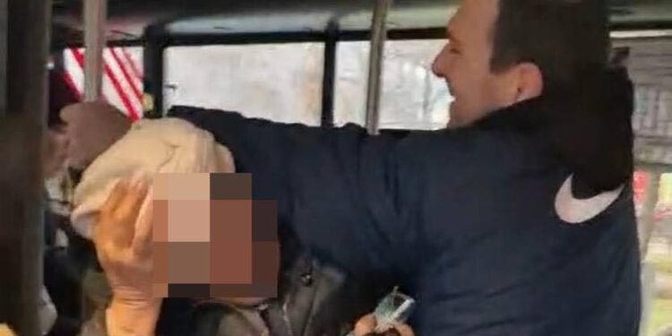 У комунальному автобусі в Миколаєві п’яний пасажир напав на контролерку (ФОТО)