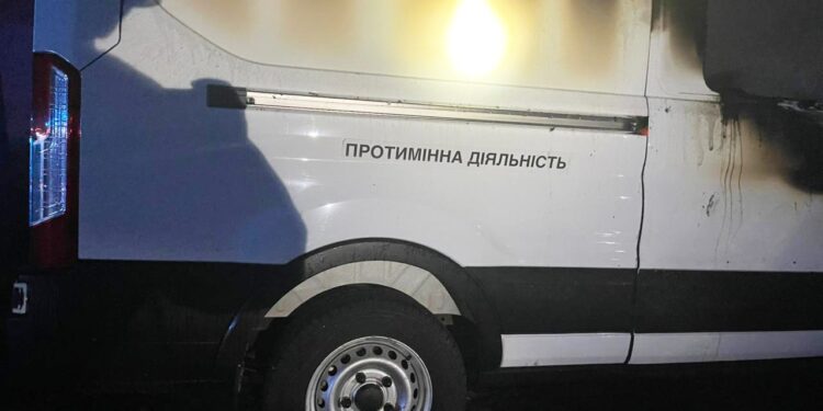 У Миколаєві 18-річний на замовлення ворожих спецслужб підпалив авто гуманітарного розмінування (ФОТО)