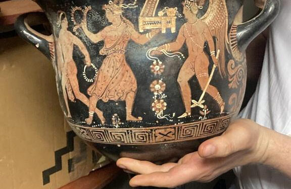 Понад 7 тисяч предметів – екснардеп, викритий ДБР на крадіжці культурних цінностей з АР Крим, передав свою колекцію музею (ФОТО)