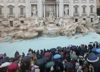 Туристам доведеться заплатити €2, щоб підійти до римського фонтану Треві