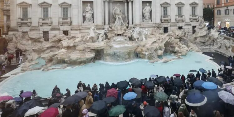 Туристам доведеться заплатити €2, щоб підійти до римського фонтану Треві
